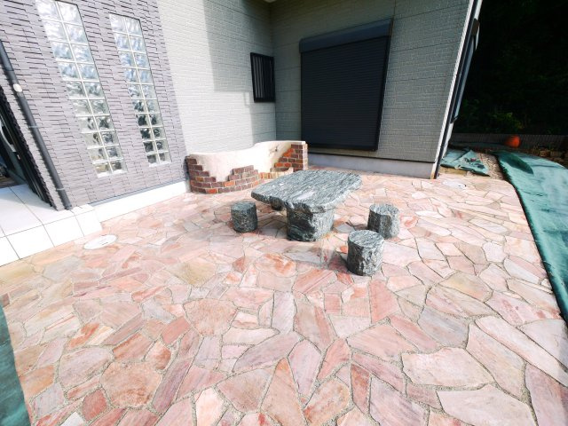 長生郡白子町南日当　中古戸建の庭|平成14年12月築 大理石調の玄関ホール リビング約25帖IHクッキングヒーター 駐車2台可