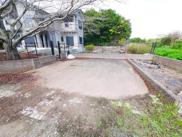 長生郡白子町南日当　中古戸建の駐車場|平成14年12月築 大理石調の玄関ホール リビング約25帖IHクッキングヒーター 駐車2台可