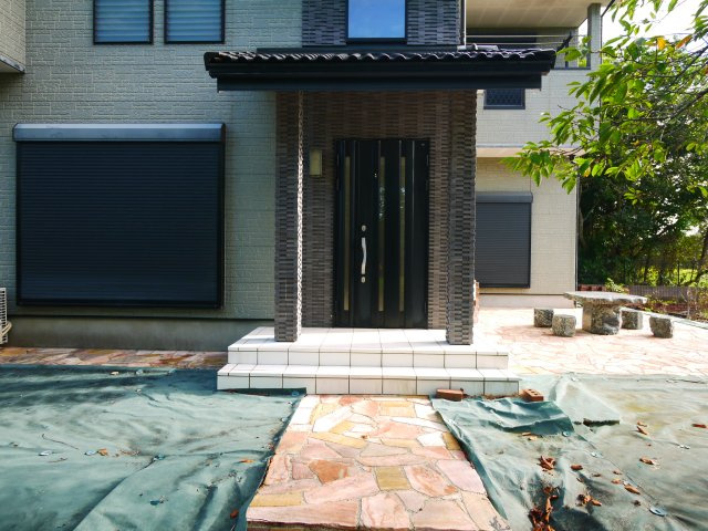長生郡白子町南日当　中古戸建の玄関|平成14年12月築 大理石調の玄関ホール リビング約25帖IHクッキングヒーター 駐車2台可