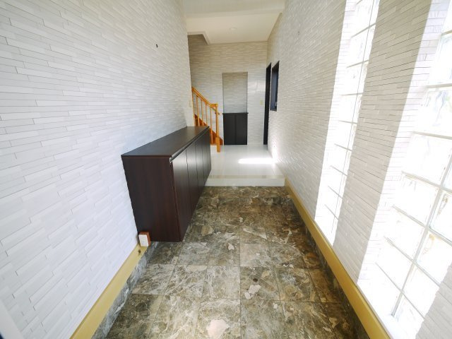 長生郡白子町南日当　中古戸建の玄関|平成14年12月築 大理石調の玄関ホール リビング約25帖IHクッキングヒーター 駐車2台可