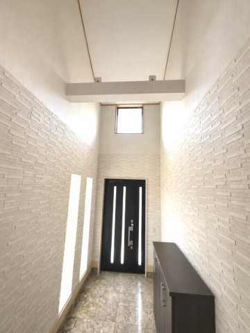 長生郡白子町南日当　中古戸建の玄関|平成14年12月築 大理石調の玄関ホール リビング約25帖IHクッキングヒーター 駐車2台可