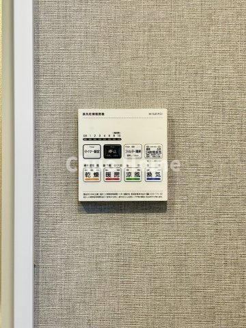 ネオコーポ亀有の冷暖房・空調設備|【浴室乾燥機】暖房・冷風・換気・乾燥が可能です。毎日を快適に過ごせるうれしい機能が揃っています。雨の日の洗濯物も安心です。