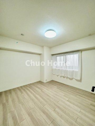 ネオコーポ亀有の寝室|【寝室】心と体をゆったりと安らげる主寝室。寝室のゆとりが大きい分だけ、暮らしの安らぎは深まります。一日の疲れを癒すだけでなく、ご夫婦の親密な語らいを紡ぎ出します