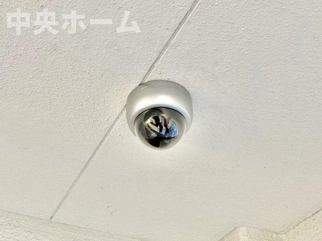 ネオコーポ亀有の防犯設備|【防犯カメラ】何かあった時の大事な証拠になることももちろんなりますが、防犯というくらいですので大事なのは防犯カメラがあることによって抑止力につながることですよね。