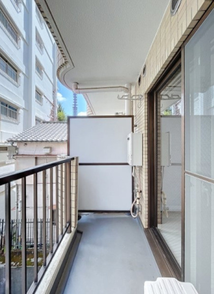 新宿区市谷薬王寺町の賃貸マンションのバルコニー