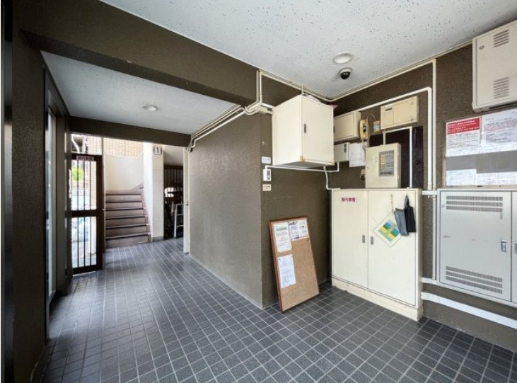 新宿区市谷薬王寺町の賃貸マンションのエントランス