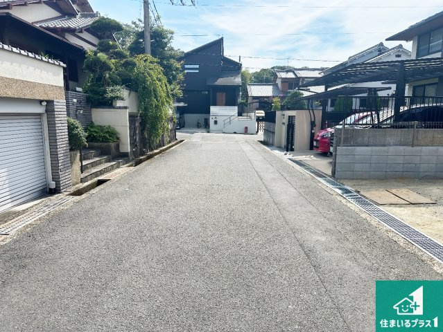 ●29(土)30(日)現地説明会！　生駒市真弓　新築一戸建ての前面道路含む現地写真|周辺は閑静な住宅街！前面道路広々で車の出し入れも便利です。駐車が苦手な方でも安心して車庫入れできます！
