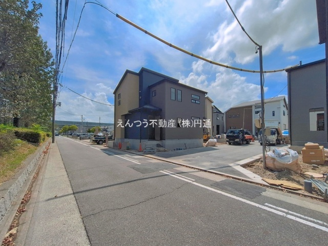ブルーミングガーデン春田野2丁目の前面道路含む現地写真