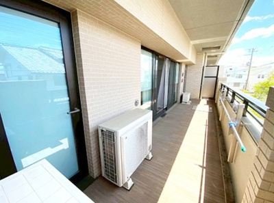 【バルコニー】 | ワコーレ芦屋クラウンズ | バルコニーからの日差しがたっぷりと差し込み明るい室内