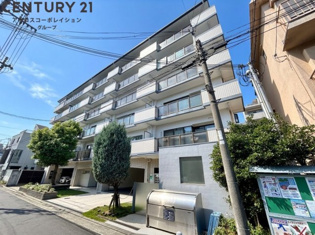 オートロックで外部の人間が簡単に出入りできないため安心です。
