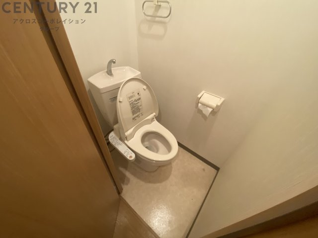 温水洗浄便座付きのトイレです♪
