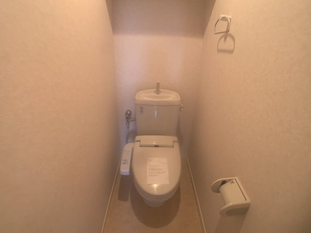 温水洗浄便座付きのトイレです♪