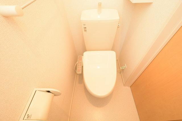 温水洗浄便座付きのトイレです♪