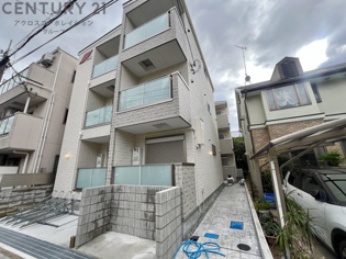 オートロックで外部の人間が簡単に出入りできないため安心です。