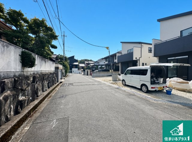 生駒市真弓　新築一戸建ての前面道路含む現地写真|周辺は落ち着いた街並みの住宅地！子育てがしやすい住環境です！まだ未完成ですが、現地でしかわからない事もございます。是非一度ご覧ください。