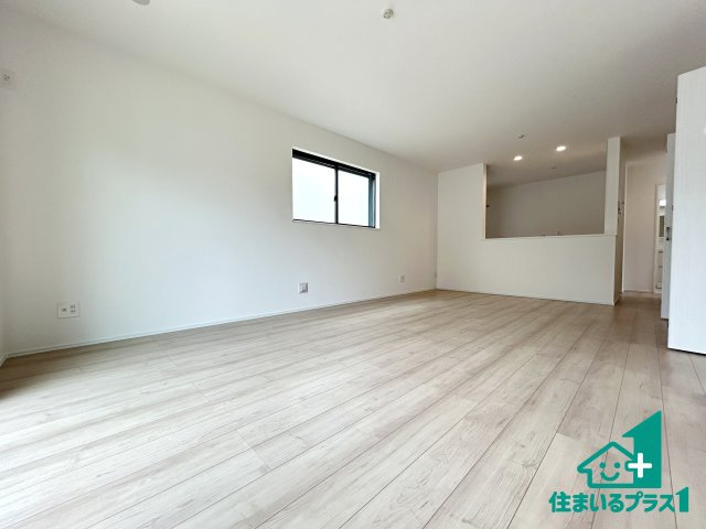 ●19(土)～23(日)現地説明会！　生駒市真弓　新築一戸建ての居間・リビング|シンプルなリビングは、観葉植物等のインテリアを楽しめますね！パパ好みにも、ママ好みにも家具次第で雰囲気を変えることができます！