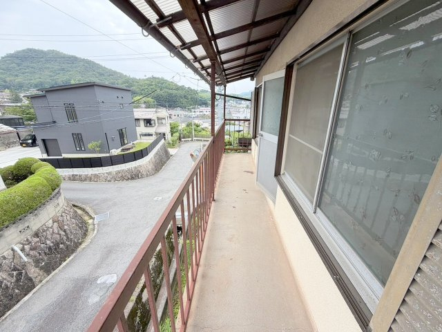 呉市焼山政畝３丁目の一戸建てのバルコニー