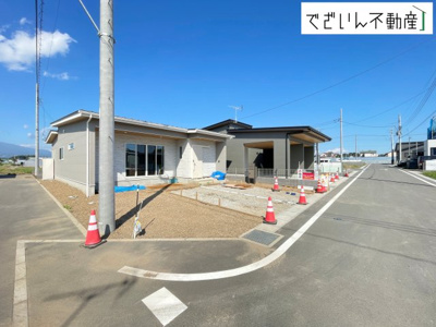 【外観】 | 伊勢崎市堀下町  【平屋】新築住宅 | 青空に映えるシンプルモダンな外観。家族の新しい毎日が、ここから始まる予感に満ちた一邸です。車どおりも少なく、閑静な住宅地にたたずむ平屋住宅です。
現地(2026年8月撮影)