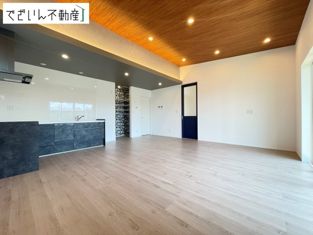 【居間・リビング】 | 伊勢崎市堀下町  【平屋】新築住宅 | 細部まで丁寧に仕上げられた内装が、日々の生活を豊かに彩ります。家族の思い出が増えていく場所に。
現地(2026年8月撮影)