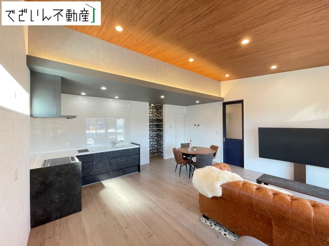 【居間・リビング】 | 伊勢崎市堀下町  【平屋】新築住宅 | 細部まで丁寧に仕上げられた内装が、日々の生活を豊かに彩ります。家族の思い出が増えていく場所に。
現地(2026年9月撮影)