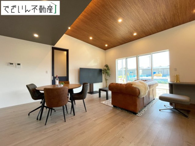 【居間・リビング】 | 伊勢崎市堀下町  【平屋】新築住宅 | 間接照明やダウンライトなどが設置され、上質なリビングダイニングです。
現地(2026年8月撮影)