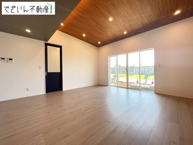 【居間・リビング】 | 伊勢崎市堀下町  【平屋】新築住宅 | 間接照明やダウンライトなどが設置され、上質なリビングダイニングです。
現地(2026年8月撮影)