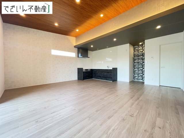 【居間・リビング】 | 伊勢崎市堀下町  【平屋】新築住宅 | 明るいリビングダイニング。明るい室内は気分も明るくなりますね！南向きの大きな窓から差し込む陽光が、毎日の暮らしを明るく照らす。子育てにも嬉しい安心設計です。
現地(2026年8月撮影)