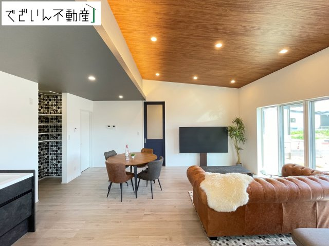 【居間・リビング】 | 伊勢崎市堀下町  【平屋】新築住宅 | 明るいリビングダイニング。明るい室内は気分も明るくなりますね！南向きの大きな窓から差し込む陽光が、毎日の暮らしを明るく照らす。子育てにも嬉しい安心設計です。
現地(2026年8月撮影)