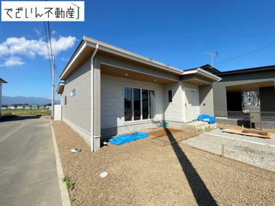 【外観】 | 伊勢崎市堀下町  【平屋】新築住宅 | 安心して暮らせる利便性と、子どもを安心して育てられる穏やかな住環境が魅力です。
現地(2026年8月撮影)
