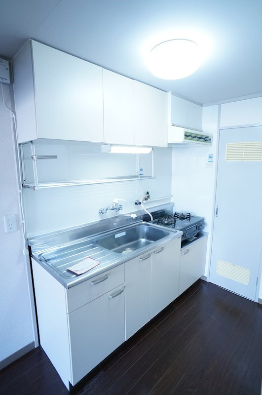 アサワハイツのキッチン|同型参考写真　ガスコンロ設置可能キッチン。広め調理スペースで自炊も快適