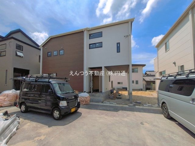 ブルーミングガーデン春田野2丁目の前面道路含む現地写真