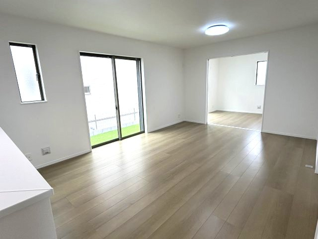 ハートフルタウン 前橋市六供町1丁目33番　Ａ号棟の居間・リビング|【イメージ画像】カウンターキッチンなのでお料理をしながら会話もできます。
夕食の支度をしながら、お子様の様子も見られて自然と会話も増えますよ♪