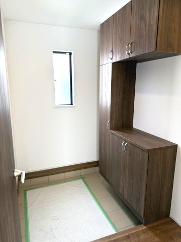 ハートフルタウン 前橋市六供町1丁目33番　Ａ号棟の玄関|【イメージ画像】玄関収納もたっぷりついています。