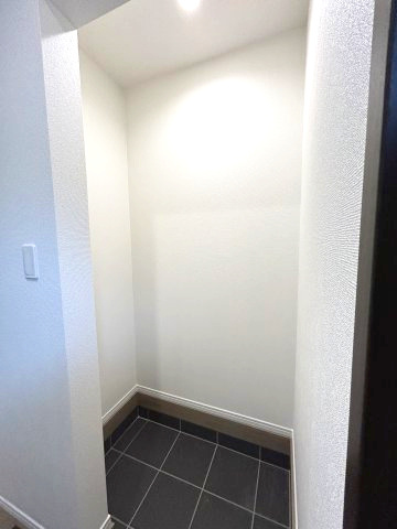 ハートフルタウン 前橋市六供町1丁目33番　Ａ号棟の収納|【イメージ画像】シューズインクローゼットが標準装備です！ベビーカーの収納も可能です。