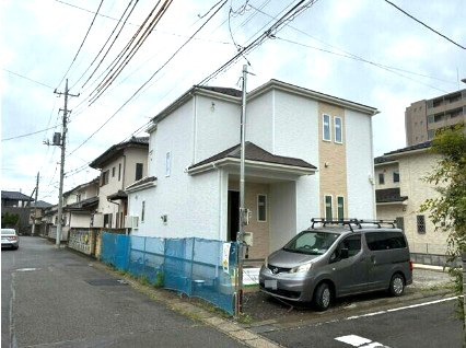 ハートフルタウン 前橋市六供町1丁目33番　Ａ号棟の前面道路含む現地写真|西側4.0m、北側5.5ｍ道路です。角地の整形地です。