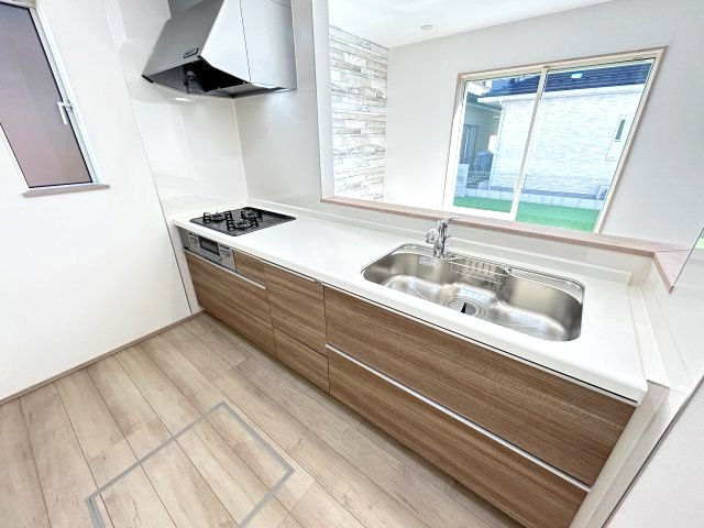 ハートフルタウン 前橋市六供町1丁目33番　Ａ号棟のキッチン|人気のカウンターキッチン採用です☆
コンロも３口ご用意しています！調理スペースも広くストレスなくお料理できます。
浄水器つきなので美味しいお水も飲めますよ♪