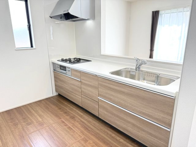 ハートフルタウン 前橋市六供町1丁目33番　Ａ号棟のキッチン|【イメージ画像】人気のカウンターキッチン採用です☆
コンロも３口ご用意しています！調理スペースも広くストレスなくお料理できます。
浄水器つきなので美味しいお水も飲めますよ♪