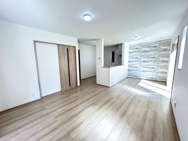 ハートフルタウン 前橋市六供町1丁目33番　Ａ号棟の居間・リビング|ゆったり過ごせる16帖のリビングです♪人気の対面式キッチンを配した空間はお好みの家具も合わせやすく、家族がくつろぐ快適な空間造りをサポート。窓からは明るい陽光が差し込みます。