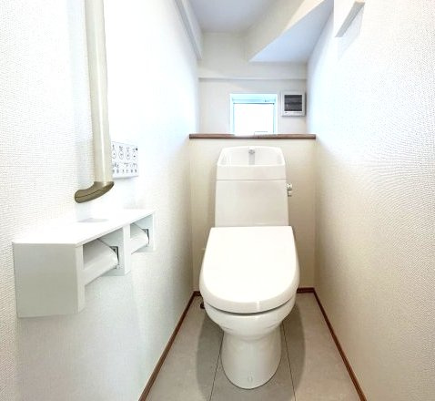 ハートフルタウン 前橋市六供町1丁目33番　Ａ号棟のトイレ|1階トイレです。清潔感のある白を基調としています。
温水洗浄・便座暖房機能の付いた快適なトイレです☆