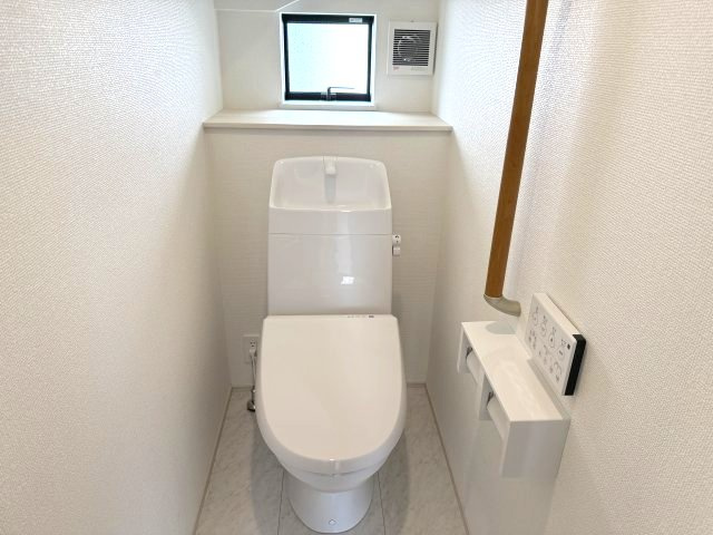ハートフルタウン 前橋市六供町1丁目33番　Ａ号棟のトイレ|【イメージ画像】1階トイレです。清潔感のある白を基調としています。
温水洗浄・便座暖房機能の付いた快適なトイレです☆