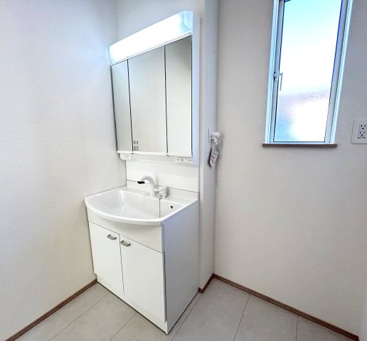 ハートフルタウン 前橋市六供町1丁目33番　Ａ号棟の独立洗面台|シャワー水栓付き洗面台で朝の身支度もバッチリです！
洗面台には収納スペースもあり洗面室もすっきり片付きますよ！