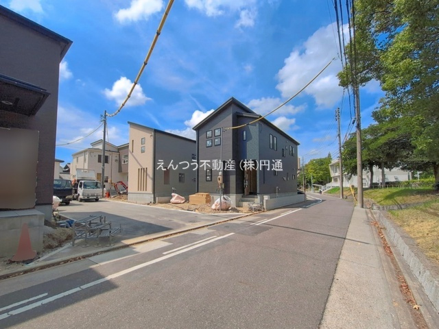 ブルーミングガーデン春田野2丁目の前面道路含む現地写真