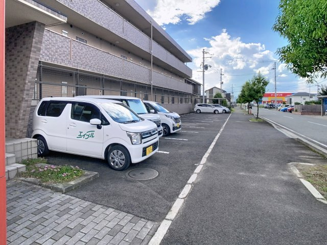 メゾン・ジュネスＶの駐車場