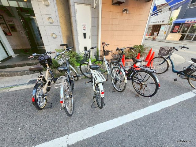 ウエルネス上本町　仲介手数料無料の駐車場