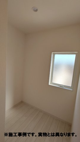 リーブルガーデン善通寺市原田町第四◇2026年度補助金対象の長期優良住宅です！のランドリースペース|完成予想図
夜間に洗濯・干し作業をしても、ベランダに出る必要がなく、防犯面でも安心なランドリールーム付きのお家です。また、花粉・黄砂・PM2.5が気になる季節でも外干しを避けられます。