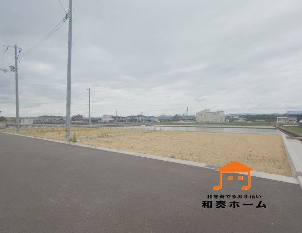 リーブルガーデン善通寺市原田町第四◇2026年度補助金対象の長期優良住宅です！の前面道路含む現地写真|５０坪以上で駐車場スペースは２台以上とゆったりした区画のお家です。前面道路は６ｍと広く、運転が苦手な方や小さいお子様にも安心です。