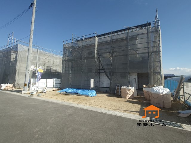リーブルガーデン善通寺市原田町第四◇2026年度補助金対象の長期優良住宅です！の前面道路含む現地写真|５０坪以上で駐車場スペースは２台以上とゆったりした区画のお家です。前面道路は６ｍと広く、運転が苦手な方や小さいお子様にも安心です。