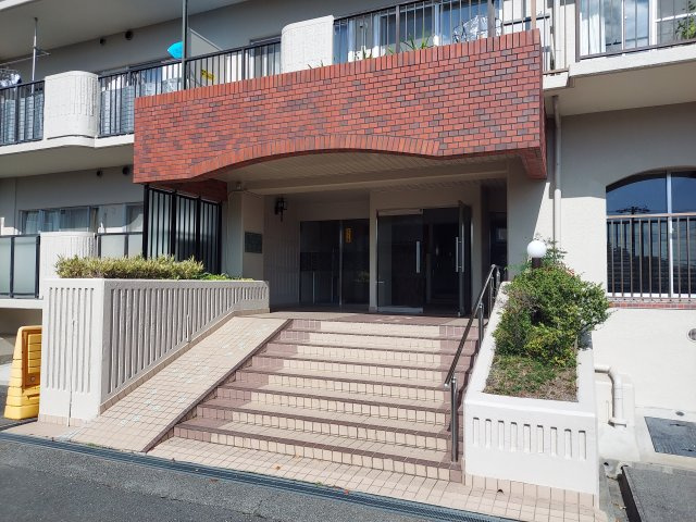 サンハイツ宝塚五月台A棟のエントランス
