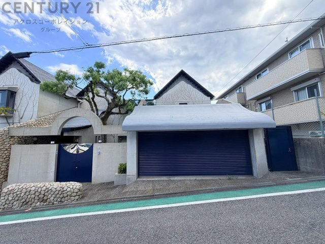 圧倒的な広さの5LDK＋S：延床面積が273.56平米（約82.75坪）もあり、二世帯住宅や大家族でもゆとりを持って暮らせます。
