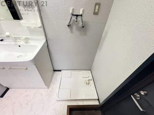 洗濯物の仕分け作業がしやすく、整理整頓が容易になります。洗濯音や湿気を他の部屋に持ち込まず、生活環境を快適に保ちます。上部を活用すれば収納スペースを確保でき洗剤や洗濯用品の整理もしやすくなります。